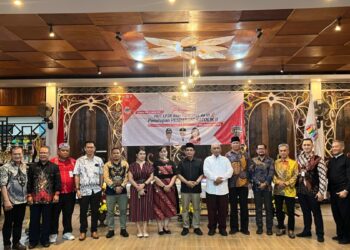 Wakil Wali Kota Pontianak Bahasan berfoto bersama Panitia Pesparani ke-2 Kota Pontianak saat penutupan.