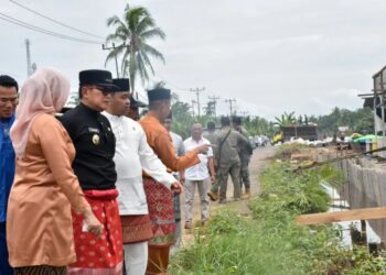 Sujiwo saat meninjau pembangunan turap di Jalan Raya Jeruju Primer 1, Desa Sungai Kakap, Rabu (20/8/2025).