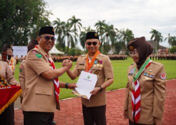 Wali Kota Pontianak yang juga selaku Ketua Mabicab Gerakan Pramuka Kota Pontianak, Edi Rusdi Kamtono menerima penghargaan Lencana Melati dari Kwarnas Pramuka saat Apel Besar Hari Pramuka ke-64 di Mempawah.