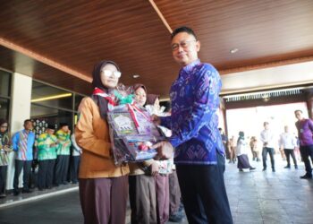 Wali Kota Pontianak Edi Rusdi Kamtono menyerahkan secara simbolis paket perlengkapan sekolah dari Program 'Like Sedekah Jumat' Baznas Kota Pontianak.