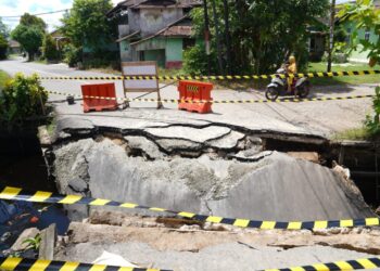 Kondisi jembatan Jalan Dharma Putra saat ambruk tahun lalu.