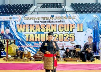Bupati Ketapang sekaligus Ketua IPSI Kalbar, Alexander Wilyo menyampaikan sambutan di pembukaan Wekasan CUP II. Foto: Prokopim.