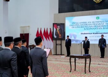 Gubernur Kalbar, Ria Norsan melantik 41 pejabat administrator di Balai Petitih kantor gubernur, Selasa (25/08/2025).