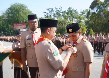 Wali Kota Pontianak Edi Rusdi Kamtono selaku Ketua Mabicab Gerakan Pramuka menyematkan tanda penghargaan kepada Wakil Wali Kota Pontianak Bahasan.