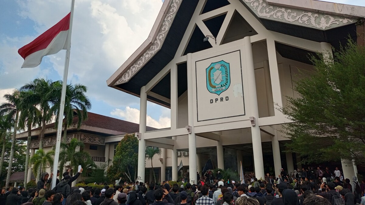 Ratusan mahasiswa yang tergabung dalam berbagai organisasi memenuhi halaman Gedung DPRD Kalbar, Rabu (27/08/2025). Foto : Deny Wahyu Hendrata.