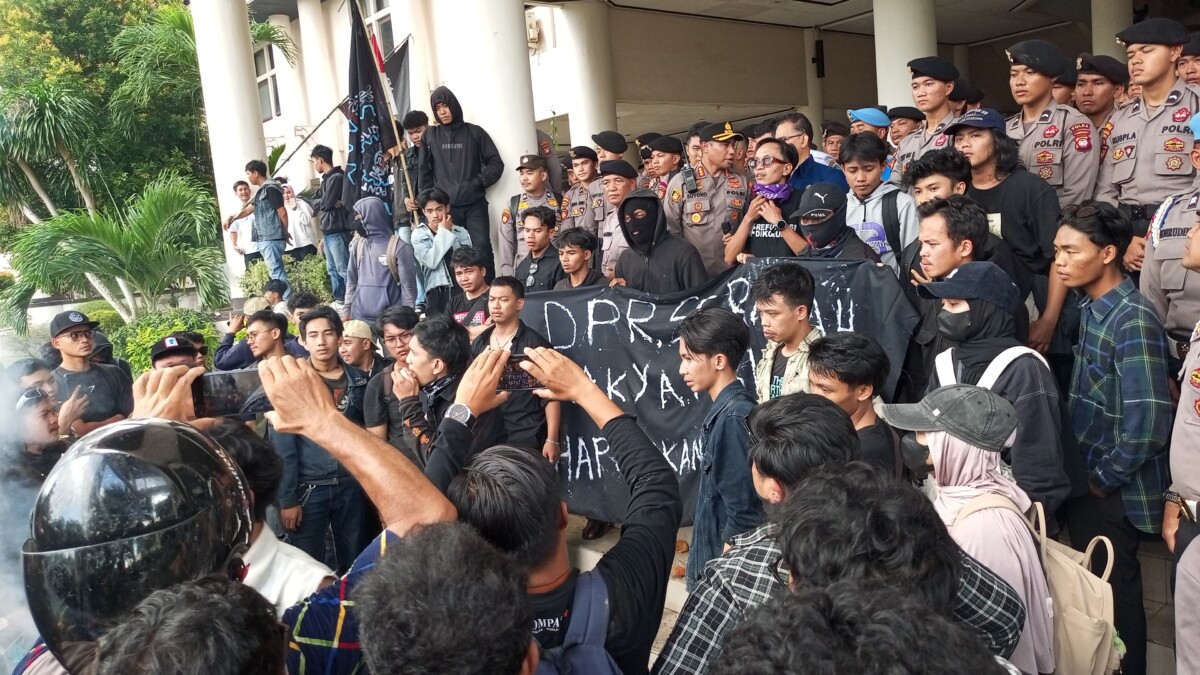 Ratusan mahasiswa yang tergabung dalam berbagai organisasi memenuhi halaman Gedung DPRD Kalbar, Rabu (27/08/2025). Foto : Deny Wahyu Hendrata.