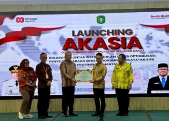 Wali Kota Pontianak Edi Rusdi Kamtono menerima piagam penghargaan dari Pemprov Kalbar atas dukungan partisipasi dalam Inovasi AKASIA.