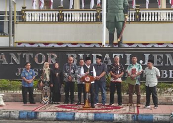 Acara Pro Gus'e di halaman kantor Pemkab Jember, Bupati Fawait mengumumkan pos pelayanan perlindungan pekerja migran Indonesia di Jember mulai Senin besok dibuka (foto: Sigit Priyono/Jurnalis.co.id)