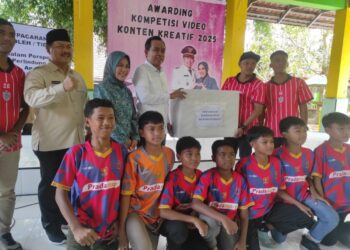 Bupati Fawait menyerahkan bantuan alat olah raga kepada SSB Biting Putrajaya saat acara BUNGA DESAKU di SMPN 1 Arjasa (foto: Sigit Priyono/Jurnalis.co.id)