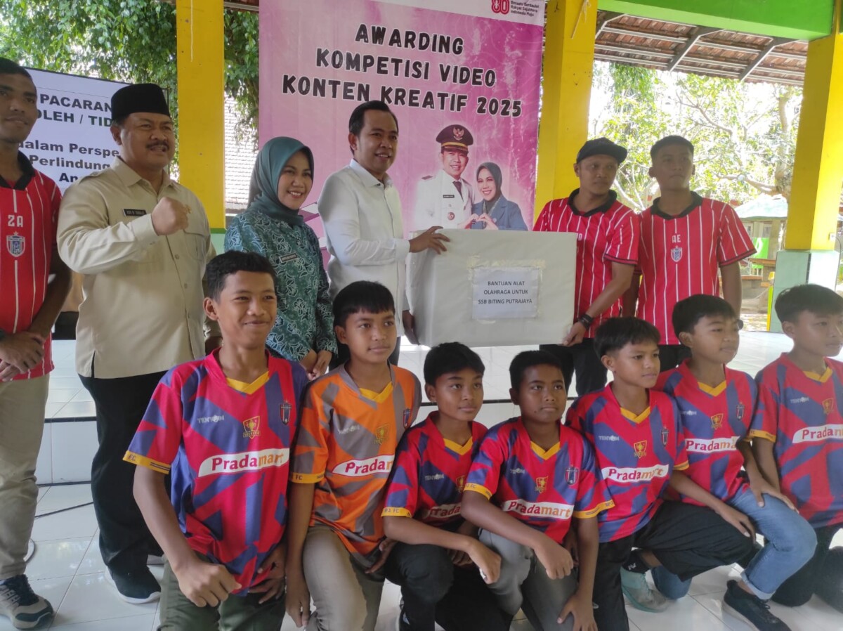 Bupati Fawait menyerahkan bantuan alat olah raga kepada SSB Biting Putrajaya saat acara BUNGA DESAKU di SMPN 1 Arjasa (foto: Sigit Priyono/Jurnalis.co.id)