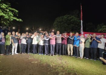 Bupati Fawait foto bersama TP3D, para asisten, kepala Dinas, dan pejabat lain dalam acara Pro Gus'e di area Hotel Rembangan (foto: Sigit Priyono/Jurnalis.co.id)