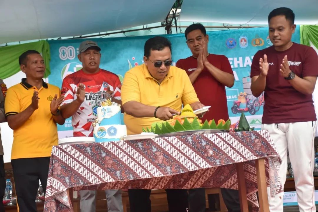 Wakil Bupati Kubu Raya, Sukiryanto, hadiri peringatan HUT ke-65 Desa Sungai Deras, Kecamatan Teluk Pakedai, di halaman Kantor Desa Sungai Deras Minggu (31/8/2025).