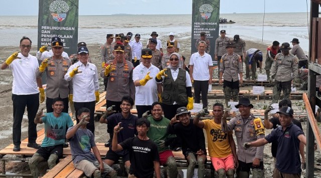 Kapolri beserta jajaran dan Menteri LH didampingi Gubernur Kalbar Ria Norsan dan Bupati Mempawah Erlina, saat Tanam Mangrove di Desa Pasir Mempawah