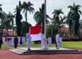 Pasukan pengibar Bendera Merah Putih saat melaksanakan tugasnya pada perayaan HUT RI ke-80 di Halaman Kantor Bupati Mempawah