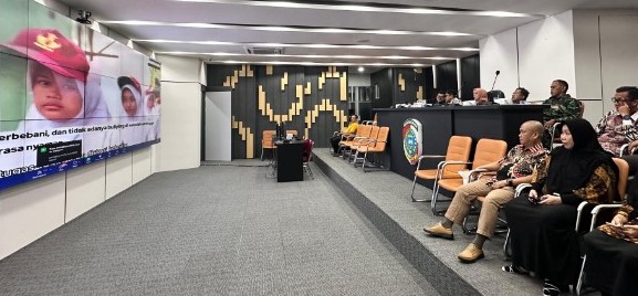 Rohmat Effendi, beserta jajarannya Saat Pengumuman KLA Tahun 2025 melalui virtual Zoom Meeting, di Gedung Mempawah Command Center. (Foto. Prokopim)