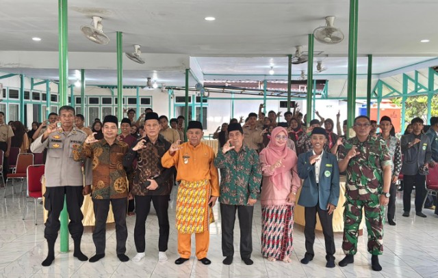 Wakil Bupati Mempawah Juli Suryadi, bersama tamu undangan, peserta dan panitia pada seminar PC IPNU di rumah Dinas Wakil Bupati Mempawah