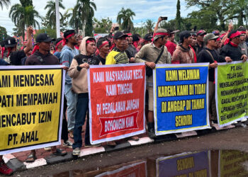 Warga Desa Bumbun, Kecamatan Sadaniang. dalam aksi damai ke Kantor Bupati Mempawah untuk menuntut kejelasan terkait aktivitas perusahaan PT AHAL yang dianggap tidak memberi manfaat bagi masyarakat sekitar.