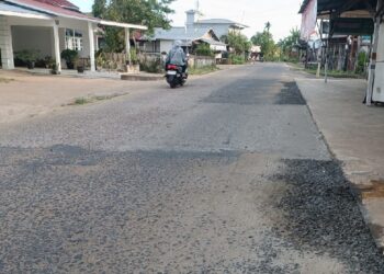 Pasca Dikritik, Pelaksana Proyek Jalan Gusti Hamzah Janji Perbaiki Kerusakan Lapisan Pondasi Aspal