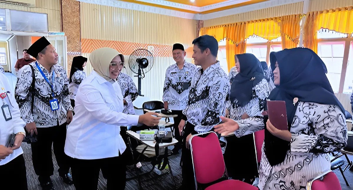Erlina memberikan ucapan selamat kepada pengurus PGRI yang baru dilantik