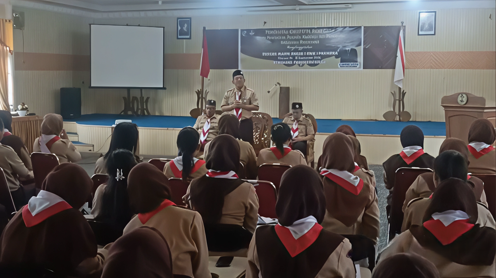 Ka Kwarcab Kabupaten Mempawah saat memberikan pengarahan pada kegiatan KMD Gerakan Pramuka Kabupaten Mempawah di Gedung PGRi Mempawah