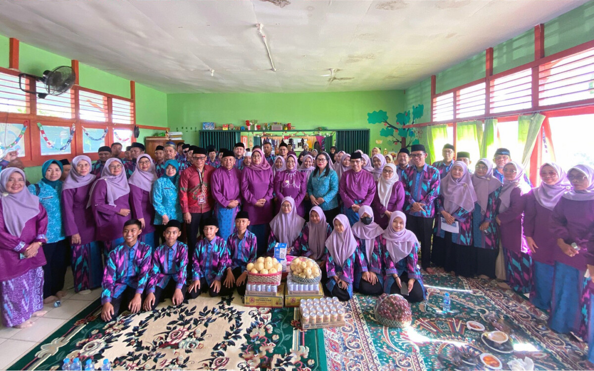 Bupati Mempawah, Erlina, didampingi Wakil Bupati Mempawah Juli Suryadi, Ketua TP PKK Kabupaten Mempawah Rosnilawati, Sekretaris Daerah Ismail yang juga selaku Ketua LPTQ Kabupaten Mempawah, serta sejumlah kepala OPD di lingkungan Pemkab Mempawah, menyambangi tempat tinggal kafilah Kabupaten Mempawah. (foto Promkopim Mempawah)