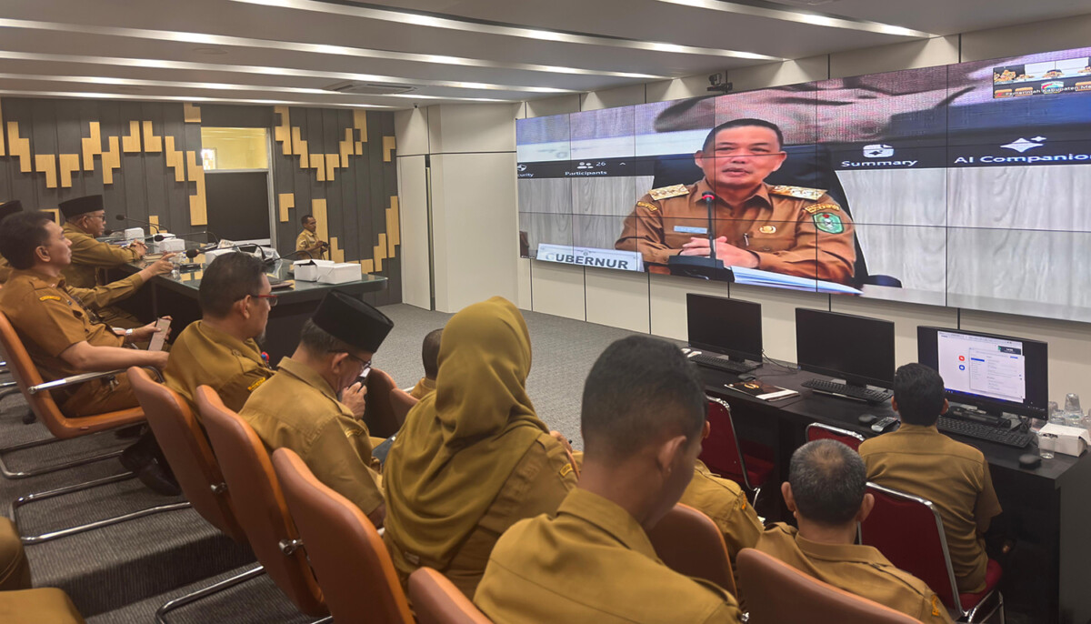 Zoom Meeting terkait perkembangan terkini dan pengendalian inflasi daerah yang digelar di Mempawah Command Center. (Foto, Prokopim)