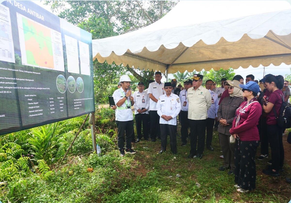 Didampingi buupati Mempawah dan jajaran pejabat pemkab Mempawah, Wakil Menteri Pendidikan Tinggi Saintek, Stella Christie, meninjau rencana lokasi sekolah Garuda