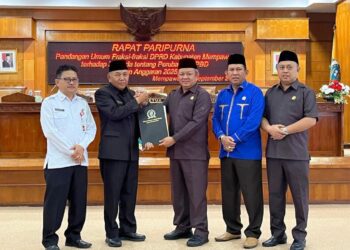 Wakil Bupati Mempawah, Juli Suryadi, menerima berita acara pandangan umum frkasi Raperda perubahaan APBD 2025. (Foto. Prokopim)