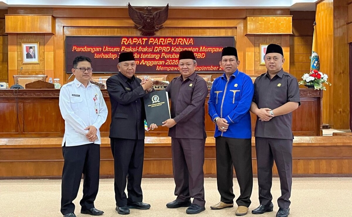 Wakil Bupati Mempawah, Juli Suryadi, menerima berita acara pandangan umum frkasi Raperda perubahaan APBD 2025. (Foto. Prokopim)