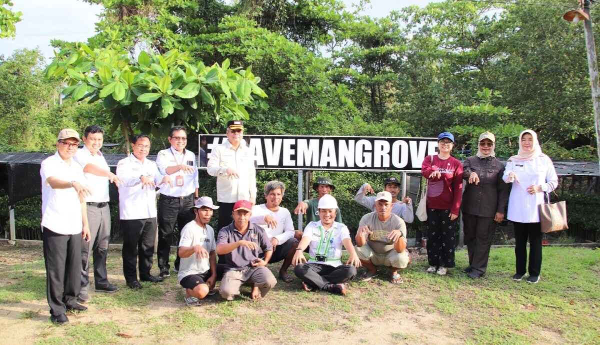 Wakil Menteri Diktisaintek, Stella Christie ke Magrove Park Mempawah didampingi Wakil Bupati Mempawah, Erlina saat di Magrove Park Mempawah.