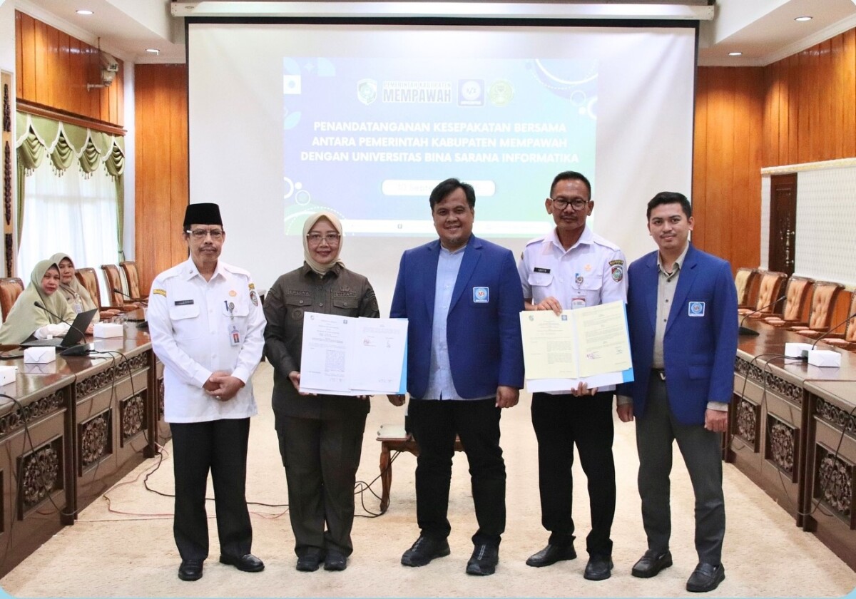 Bupati Mempawah, Erlina, didampingi Setda Pemkab Mempawah, Ismail dengan perwakilan Universitas Bina Sarana Informatika usai penandatangani kerjasama perguruan tinggi. (Foto. Prokopim)