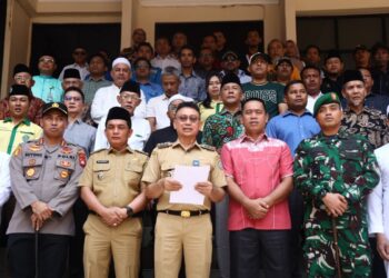 Wali Kota Pontianak Edi Rusdi Kamtono bersama Forkopimda, tokoh agama, tokoh masyarakat, organisasi masyarakat, organisasi kepemudaan dan seluruh elemen masyarakat menyampaikan pernyataan sikap terkait aksi demonstrasi.