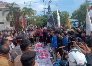 Ratusan mahasiswa dan pemuda Ketapang saat demonstrasi di halaman DPRD Ketapang. Foto: JURNALIS.co.id