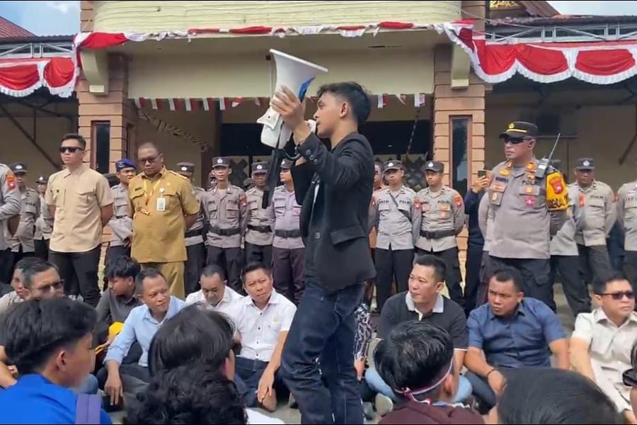 Ketua Bidang Partisipasi Pembangunan Daerah (PPD) HMI Ketapang, Iqbal Khadafi saat menyampai orasi mengenai WPR. Foto: JURNALIS.co.id
