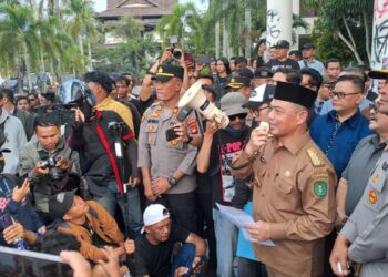 Gubernur Kalimantan Barat Ria Norsan hadir langsung menemui para mahasiswa yang menggelar Aksi unjuk rasa di depan Gedung DPRD Kalimantan Barat, Senin (1/9/2025).