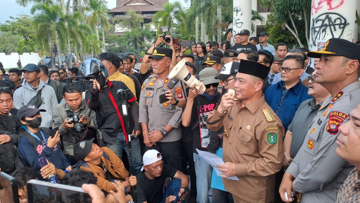Gubernur Kalimantan Barat Ria Norsan hadir langsung menemui para mahasiswa yang menggelar Aksi unjuk rasa di depan Gedung DPRD Kalimantan Barat, Senin (1/9/2025).