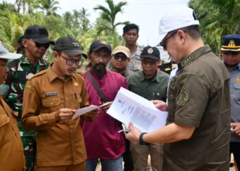 Bupati Kayong Utara Romi Wijaya didampingi kepala OPD beserta Kepala Desa Mas Bangun saat meninjau jalan. Senin (1/9/2025) foto. (Porkopim)