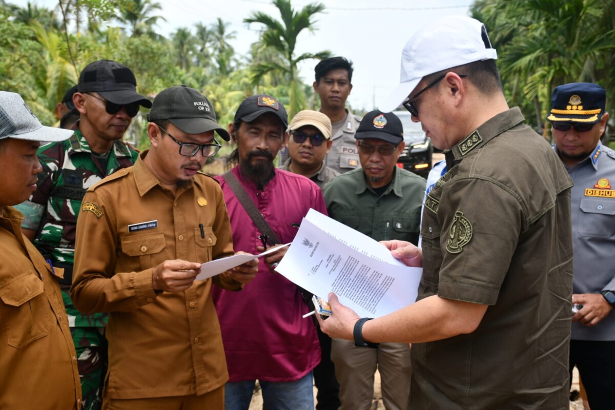 Bupati Kayong Utara Romi Wijaya didampingi kepala OPD beserta Kepala Desa Mas Bangun saat meninjau jalan. Senin (1/9/2025) foto. (Porkopim)