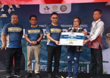 Wali Kota Pontianak Edi Rusdi Kamtono menerima secara simbolis bantuan bedah rumah dan sewa rusun dari Yayasan Bakti Suci.