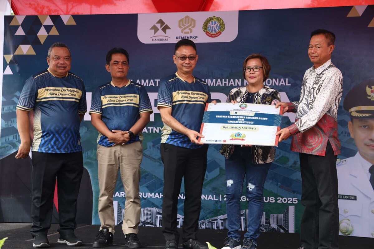 Wali Kota Pontianak Edi Rusdi Kamtono menerima secara simbolis bantuan bedah rumah dan sewa rusun dari Yayasan Bakti Suci.