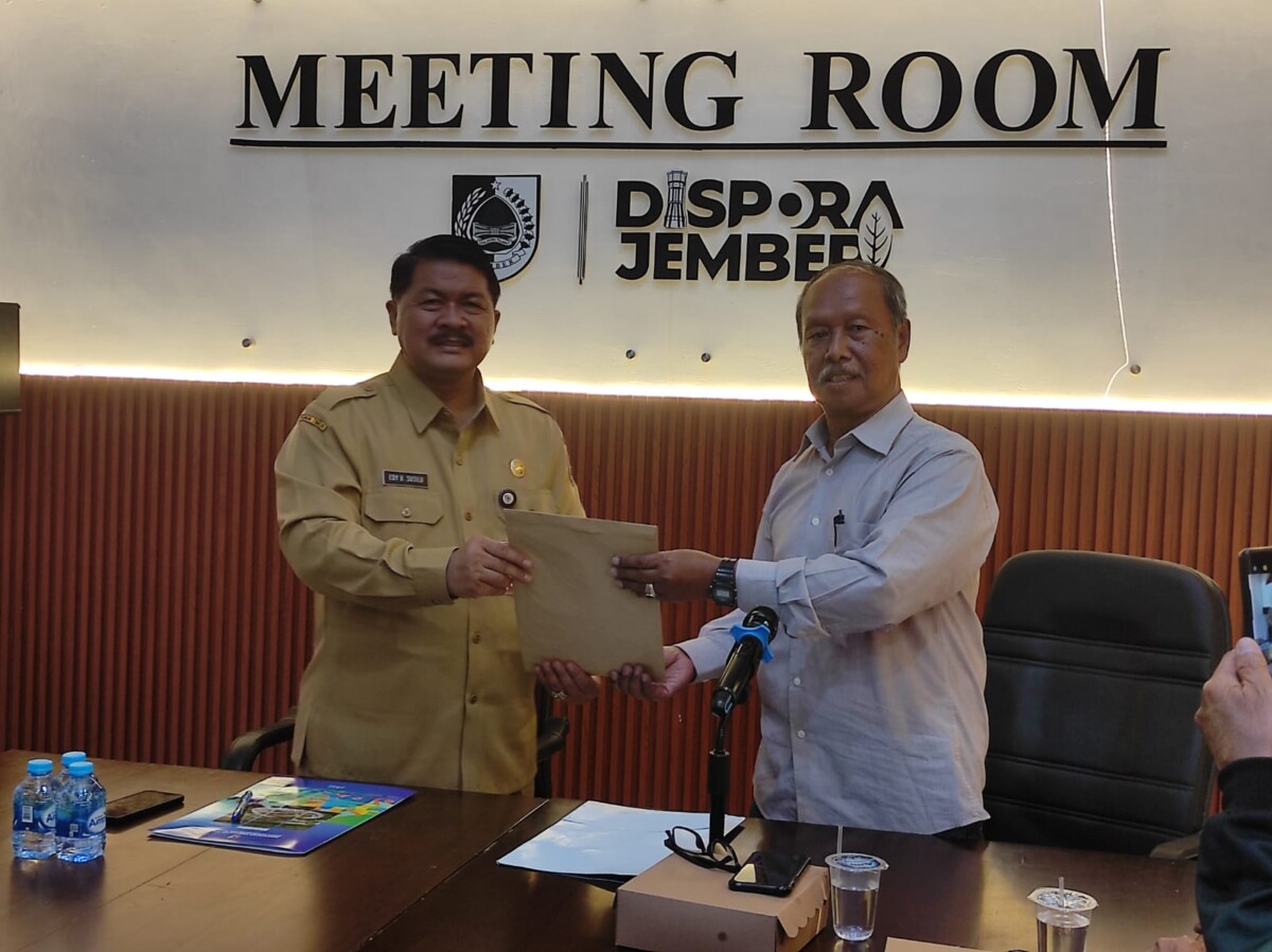 Kadispora Kabupaten Jember menerima hasil pleno Juara Gerak Jalan Tajemtra 2025 dari Ketua Dewan Juri Sukartono (foto: Sigit Priyono/Jurnalis.co.id)
