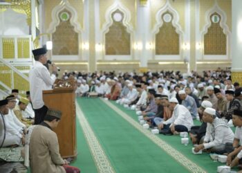 Wakil Bupati Ketapang, Jamhuri saat menyampaikan sambutan di acara peringatan Maulid Nabi di Masjid Al Ikhlas Ketapang. Foto: Prokopim.