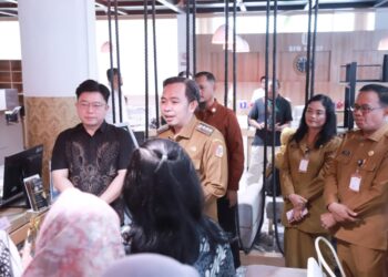 Bupati Fawait bersama staf ahli Transformasi Digital KP2MI/BP2MI, Prof Dr. Moch Chotib, (foto: istimewa)