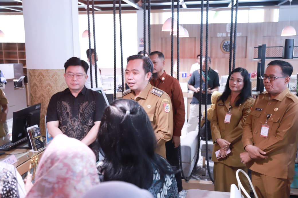 Bupati Fawait bersama staf ahli Transformasi Digital KP2MI/BP2MI, Prof Dr. Moch Chotib, (foto: istimewa)
