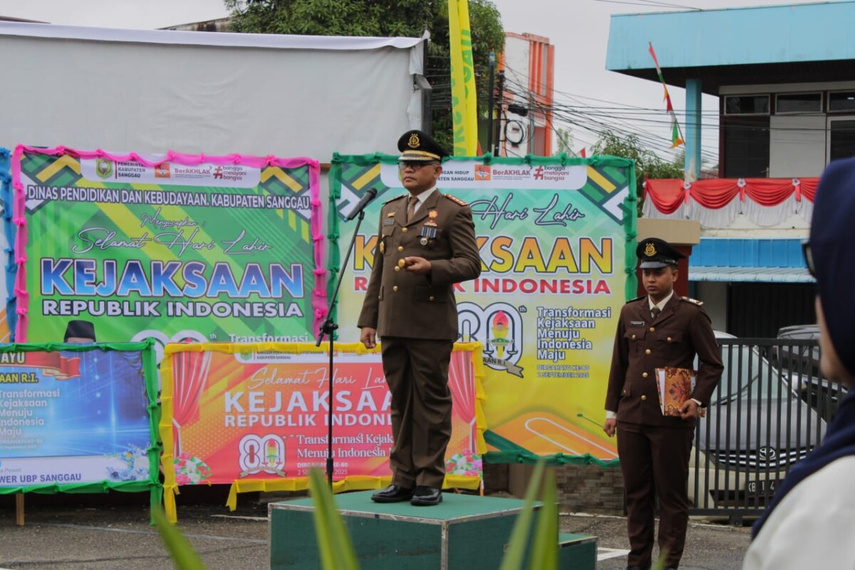Kepala Kejari Sanggau, Fauzy Marasabessy pimpin langsung upacara peringatan Hari Lahir Kejaksaan Republik Indonesia ke-80 Selasa (2/9/2025).