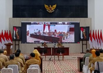 Gubernur Kalbar, Ria Norsan di dampingi sekda Kalbar, Harisson memimpin Rapat Koordinasi bersama para bupati/wali kota se-Kalimantan Barat dan Kepala OPD Pemerintah Provinsi Kalbar yang digelar secara virtual dari Balai Petitih Kantor Gubernur, Selasa (02/09/2025). Foto: Deny Wahyu Hendrata.