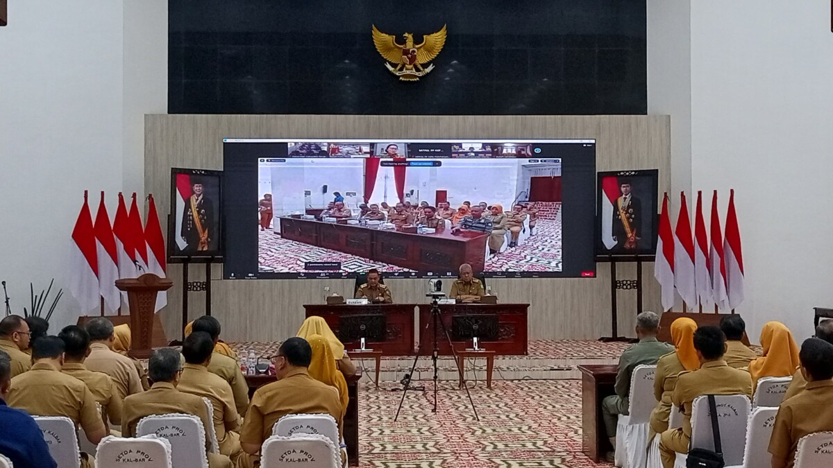 Gubernur Kalbar, Ria Norsan di dampingi sekda Kalbar, Harisson memimpin Rapat Koordinasi bersama para bupati/wali kota se-Kalimantan Barat dan Kepala OPD Pemerintah Provinsi Kalbar yang digelar secara virtual dari Balai Petitih Kantor Gubernur, Selasa (02/09/2025). Foto: Deny Wahyu Hendrata.