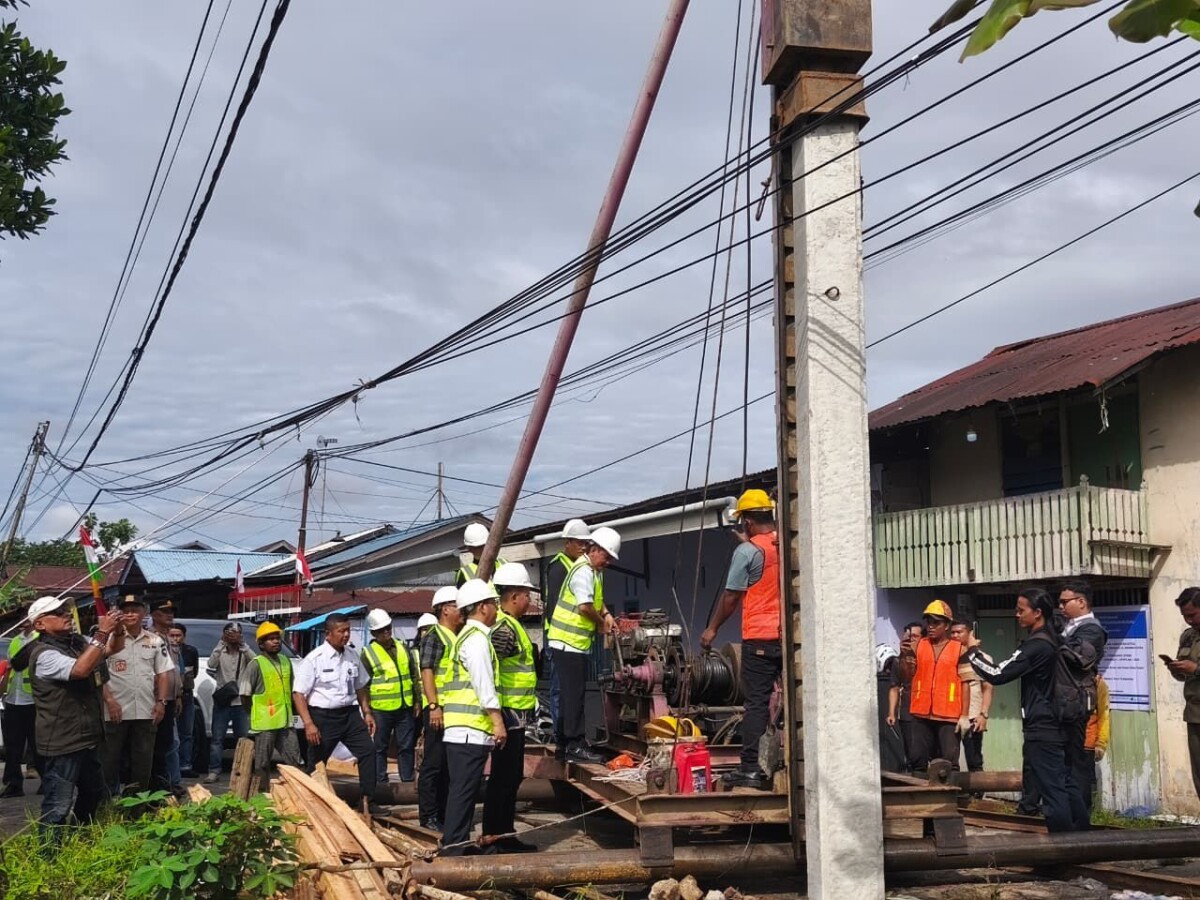 Wakil Wali Kota Pontianak Bahasan melakukan pemancangan tiang pertama pembangunan Jembatan Jalan Dharma Putra Pontianak Utara.