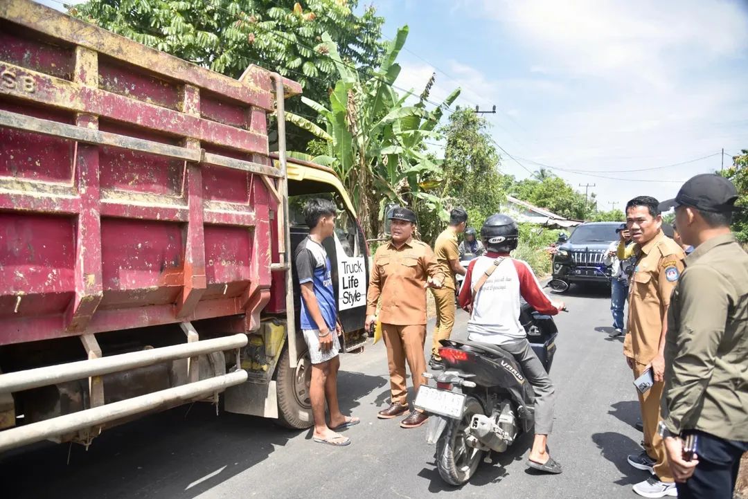 Bupati Kubu Raya Sujiwo pantau maraknya angkutan sawit dengan tonase berlebih.