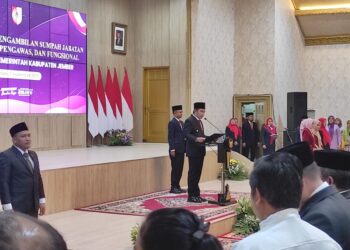 Bupati Fawait memberi arahan kepada 352 pejabat yang baru dilantik (foto: Sigit Priyono/Jurnalis.co.id)